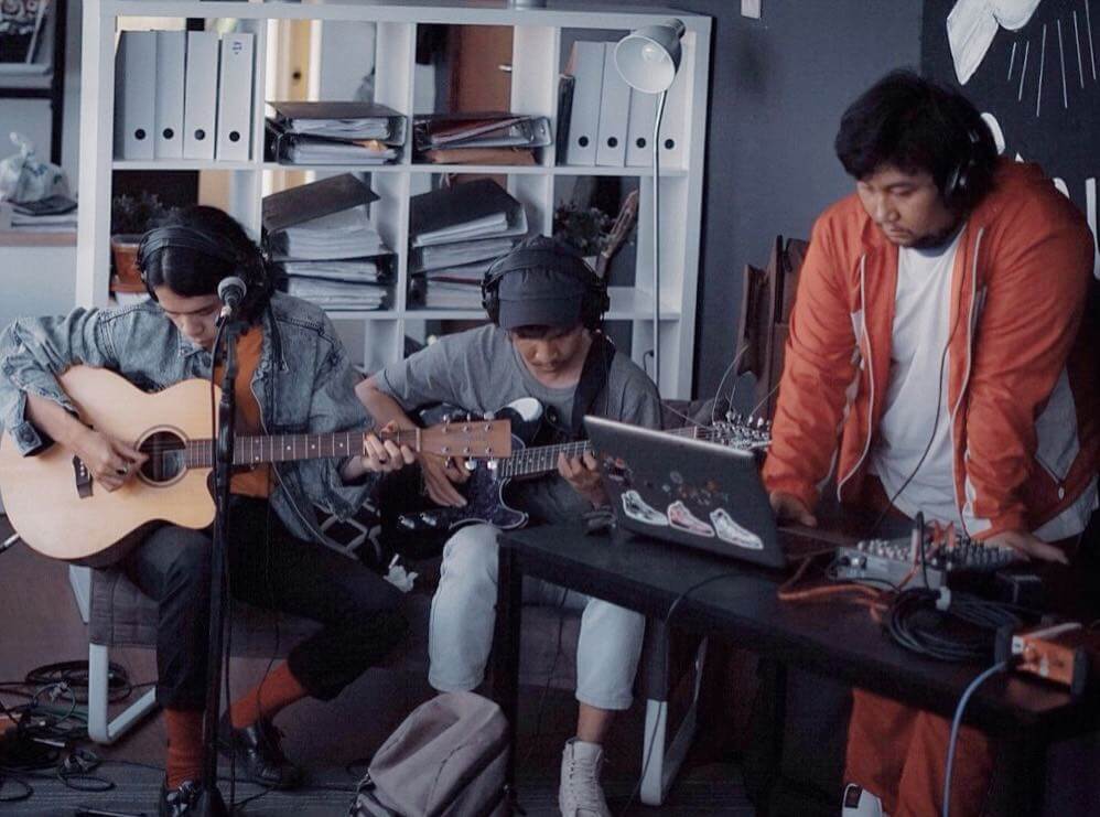 Pijar termasuk band yang produktif menghasilkan karya keren.